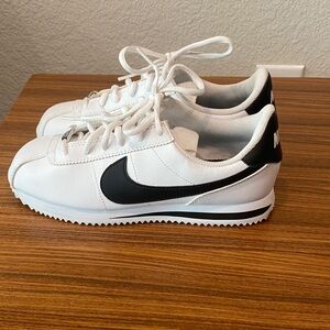 👟 Nike Cortez ’72 Leather Sneakers – White/Black – Size Men’s 6 or Women’s 7